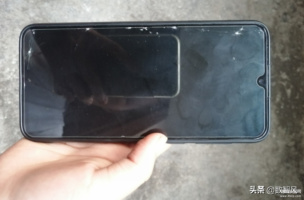 手机开不开机了充电也没用怎么办-第1张图片-王尘宇